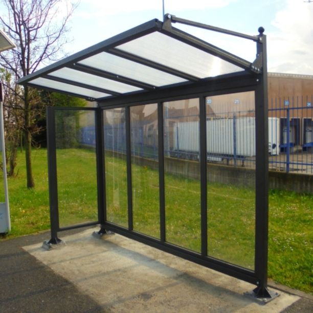 Statie autobuz cu un perete lateral Visit