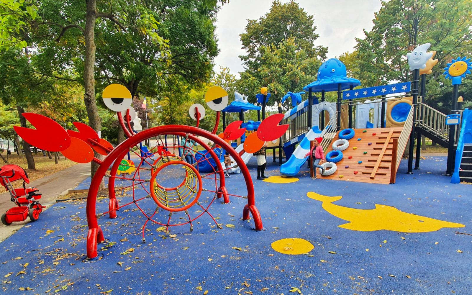 Amenajare complex de joaca exterior Primaria Calarasi, Parcul Queen