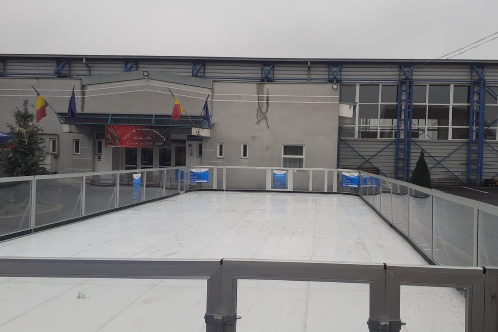 Patinoarul ecologic din incinta Primariei Santandrei