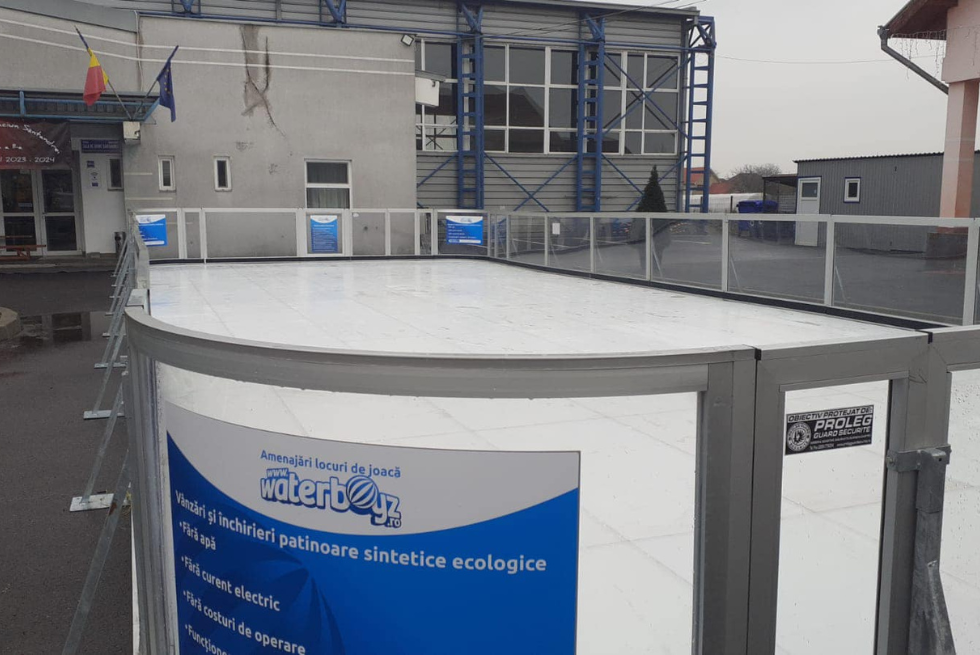 Patinoarul ecologic din incinta Primariei Santandrei