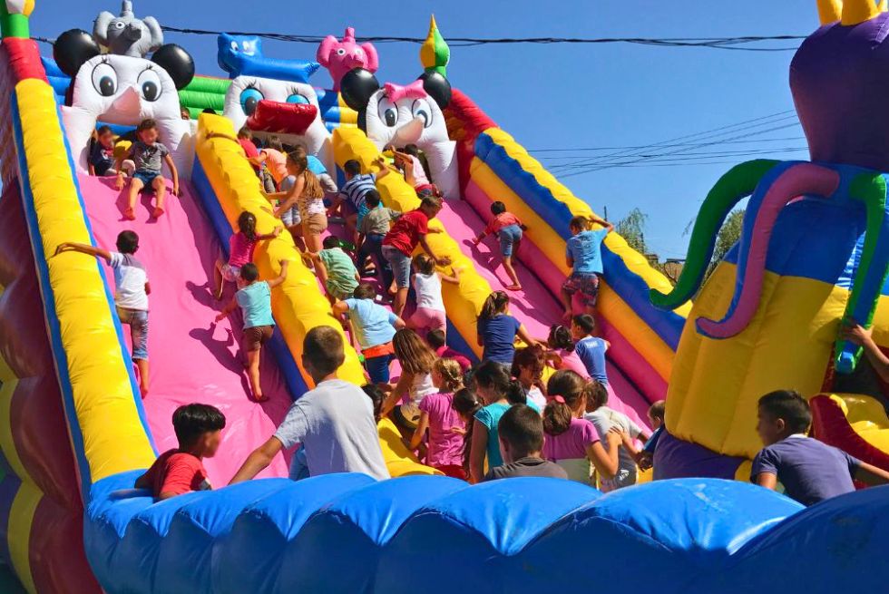 Gonflabil profesional de mari dimensiuni utilizat &icirc;ntr-o zonă pentru copii cu trafic intens &icirc;n cadrul unui festival urban dedicat familiilor și comunității.