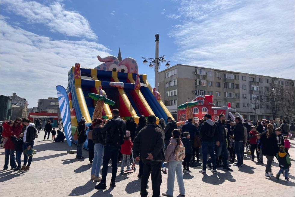 Gonflabil profesional de mari dimensiuni utilizat &icirc;ntr-o zonă pentru copii cu trafic intens &icirc;n cadrul unui festival urban dedicat familiilor și comunității.