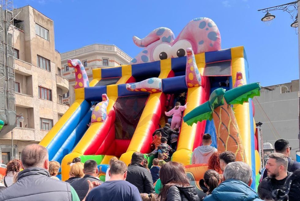 Gonflabil profesional amplasat &icirc;n cadrul unui eveniment outdoor dedicat familiilor și activităților pentru copii.