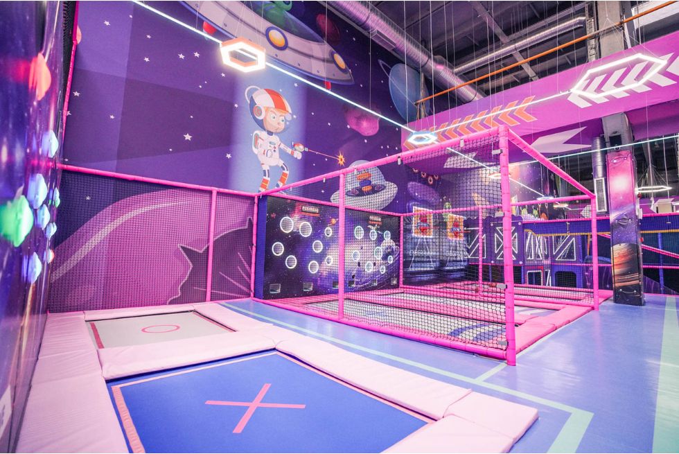 Amenajare completă de loc de joacă de interior cu trambuline pentru trafic intens și design futurist