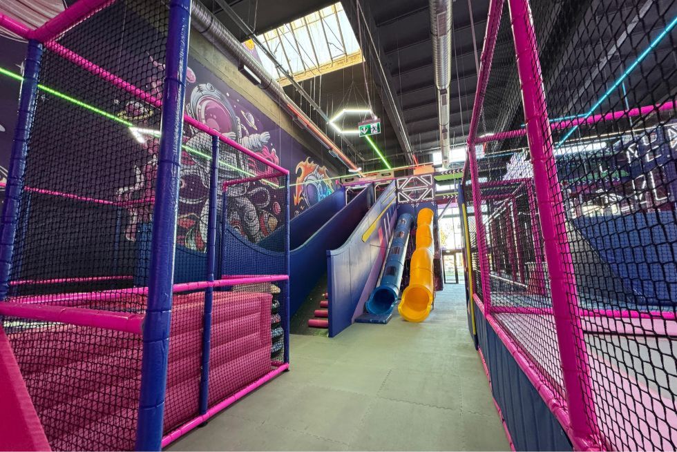 Amenajare completă de loc de joacă de interior cu design futurist, proiectat pentru trafic intens