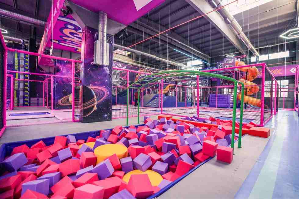 Amenajare completă de loc de joacă de interior conceput pentru trafic intens, cu design futurist