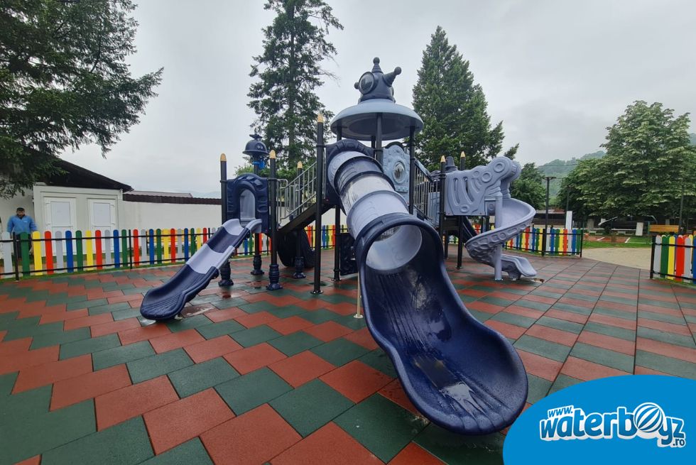 Arranging outdoor playground Eselnita