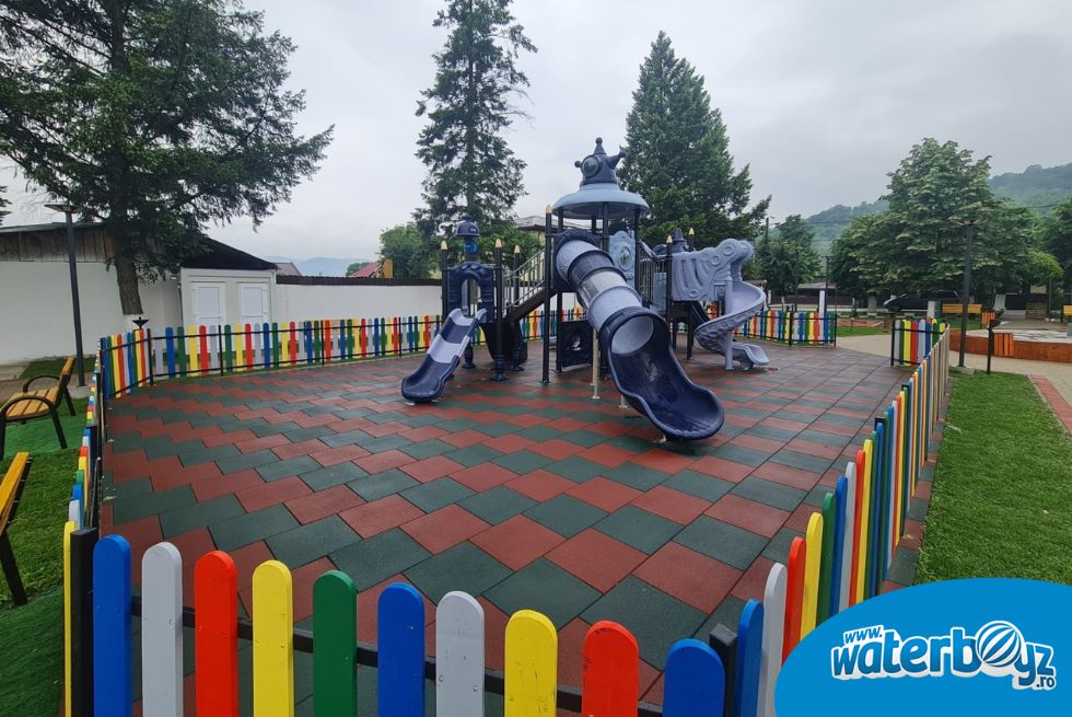 Arranging outdoor playground Eselnita