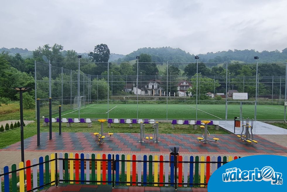 Arranging outdoor playground Eselnita