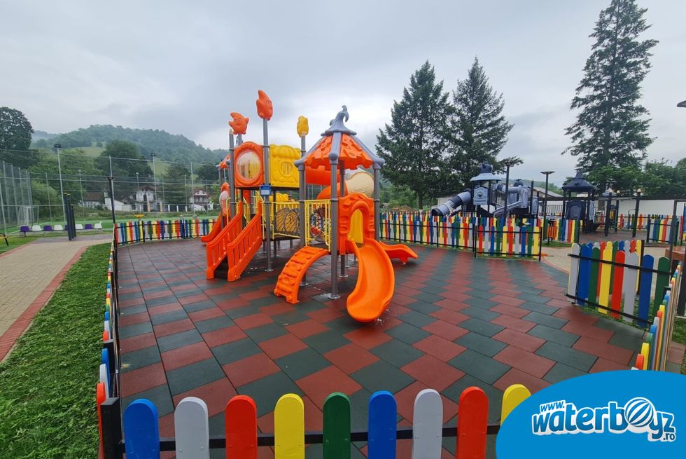 Arranging outdoor playground Eselnita