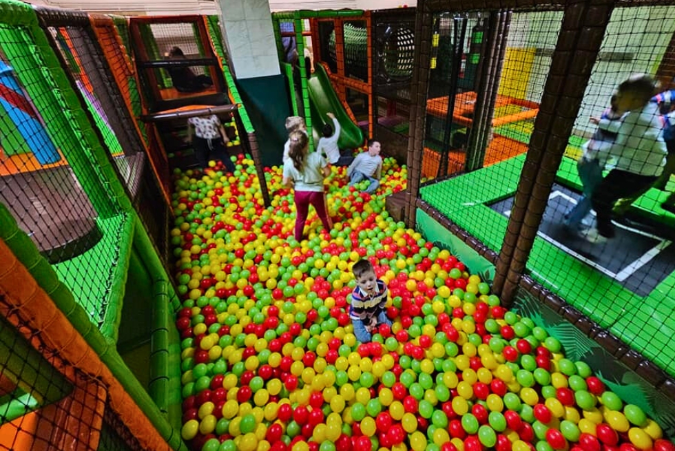 Amenajare loc de joaca de interior KidsClub Softplay, Comănești | Waterboyz