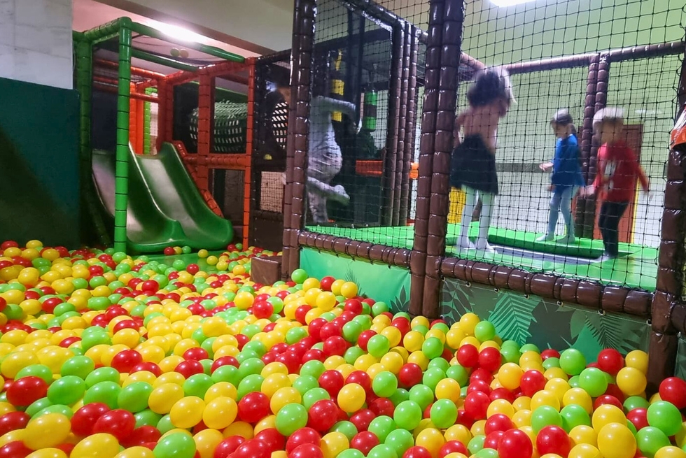 Amenajare loc de joaca de interior KidsClub Softplay, Comănești | Waterboyz