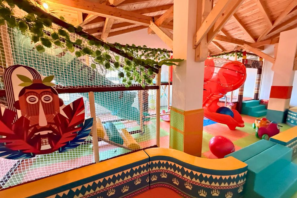 Club Vila Bran inaugurează un nou loc de joacă interior amenajat de Waterboyz