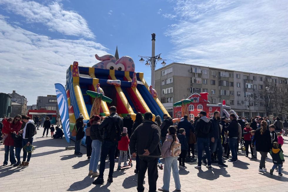 Gonflabile amplasate &icirc;ntr-o zonă dedicată copiilor &icirc;n cadrul unui eveniment organizat cu ocazia Zilelor Orașului.