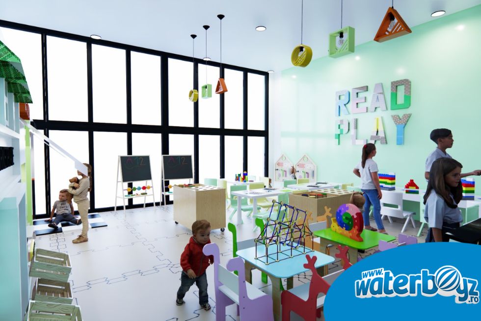 Spațiu educațional și recreativ integrat într-un loc de joacă de interior, conceput pentru învățare, explorare și dezvoltarea copiilor.