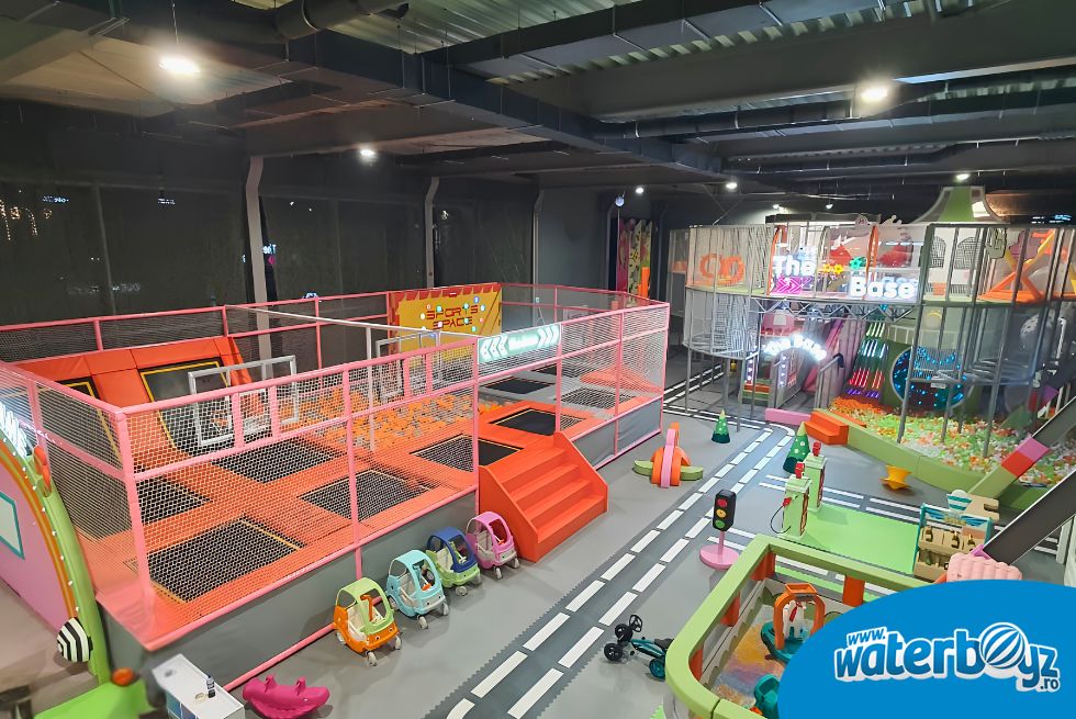 Loc de joacă indoor The Base din Valu lui Traian, Constanța, cu zonă de trambuline, traseu auto pentru copii și complex de joacă pe mai multe niveluri.