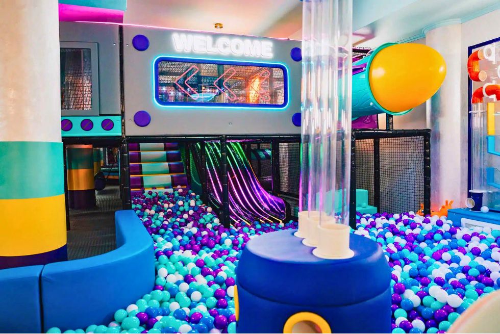 Structură modulară de joacă cu tobogane LED și piscină cu bile în cadrul proiectului Zuzu Planet Tulcea.